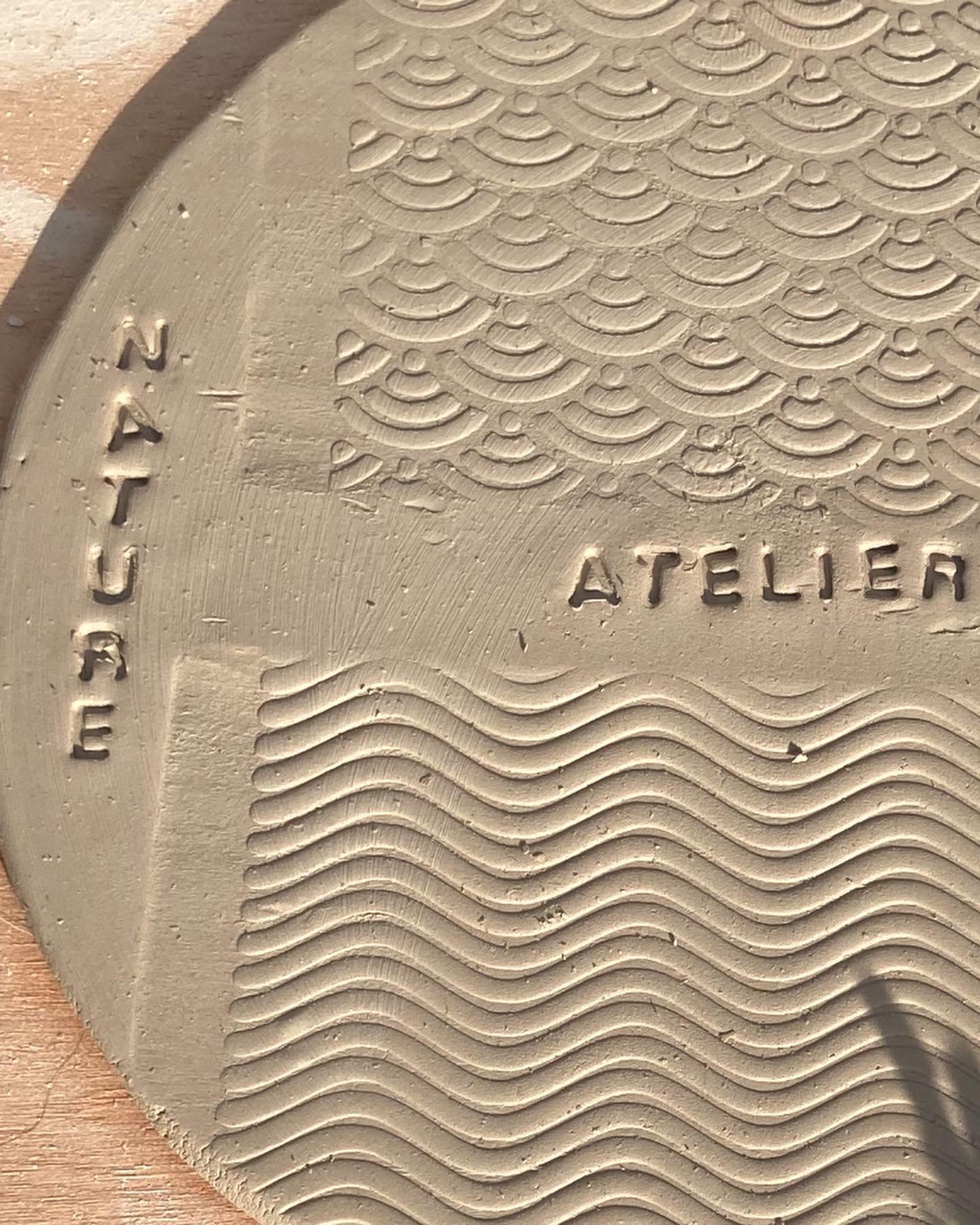 Plaque en céramique gravée « Nature Atelier », motifs de vagues