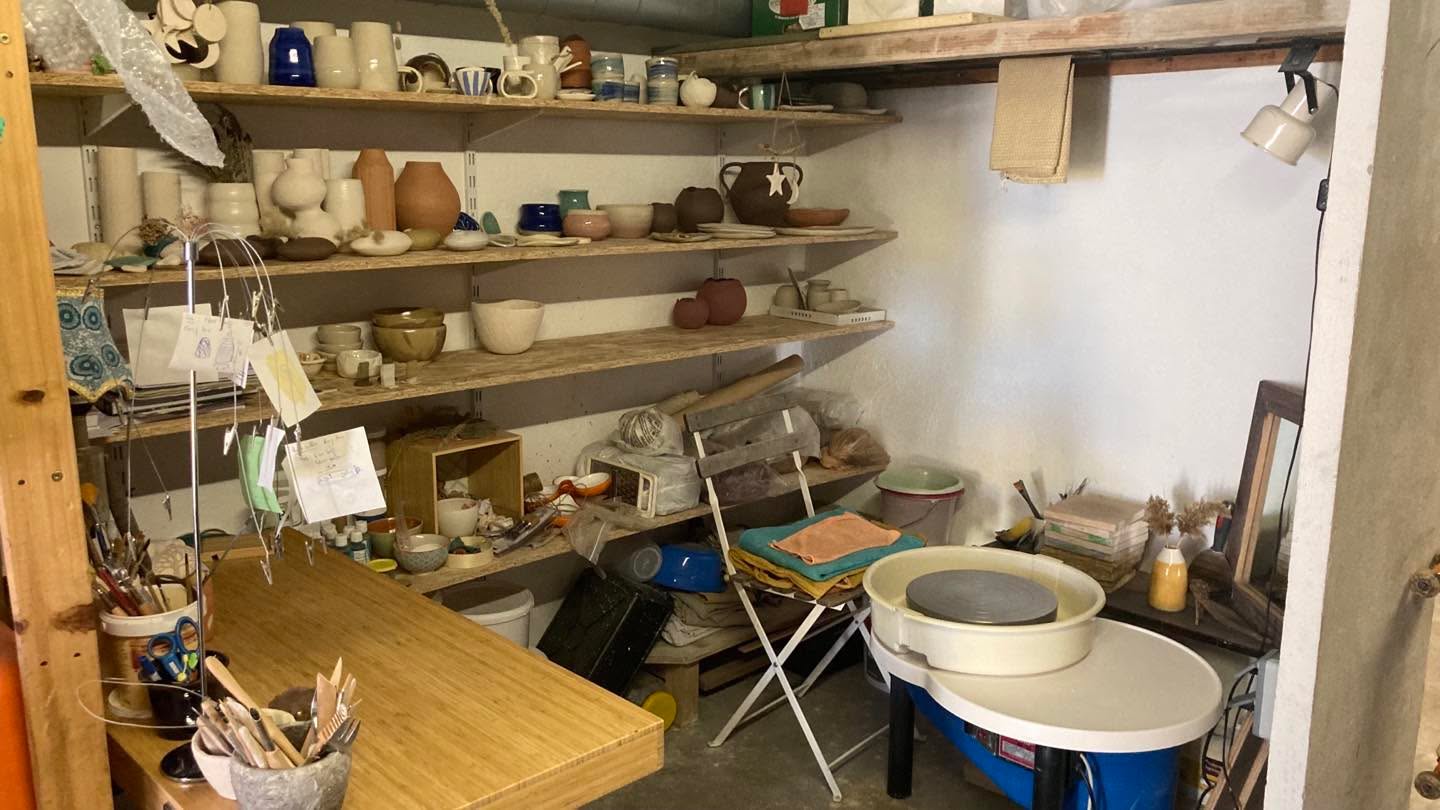 L'atelier : le tour, les étagères, les pièces en séchage