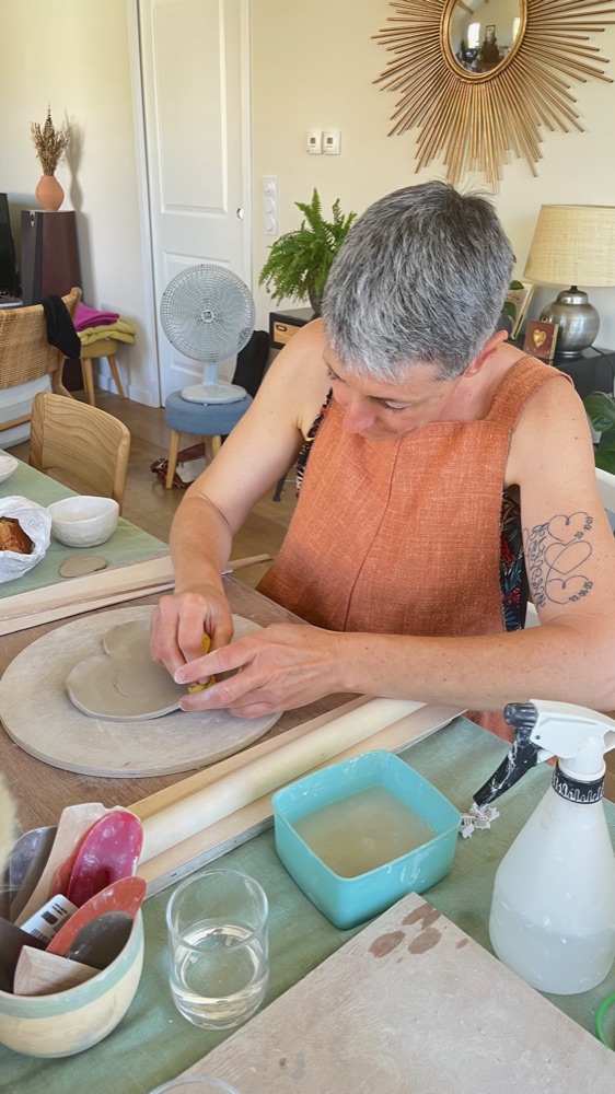 Le modelage d'une pièce sur la table de travail