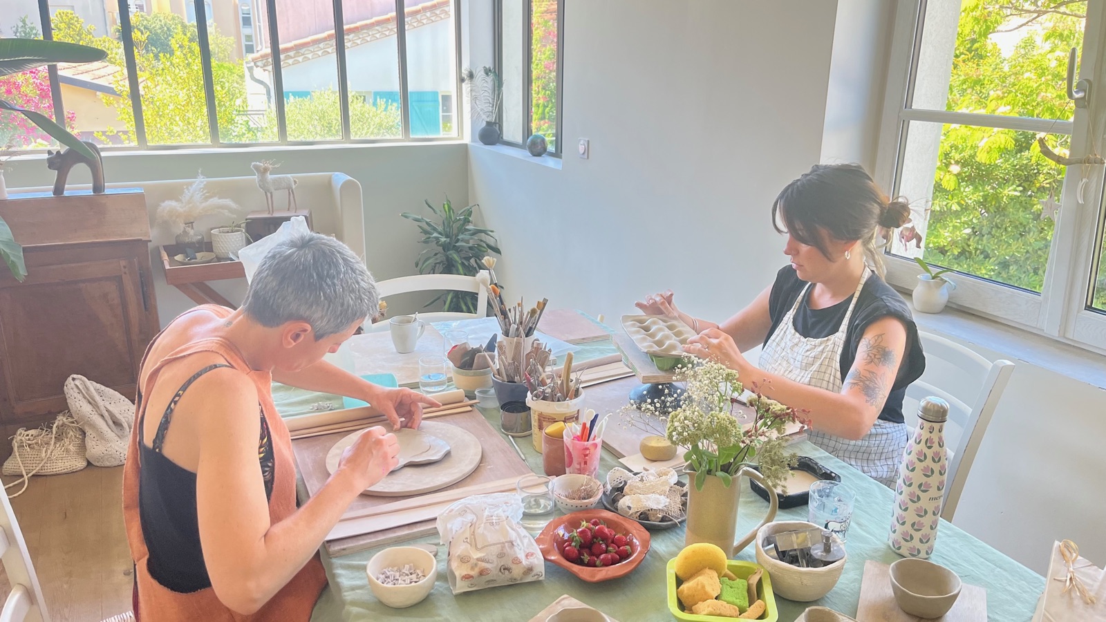 Cours de poterie : les participantes autour de la grande table