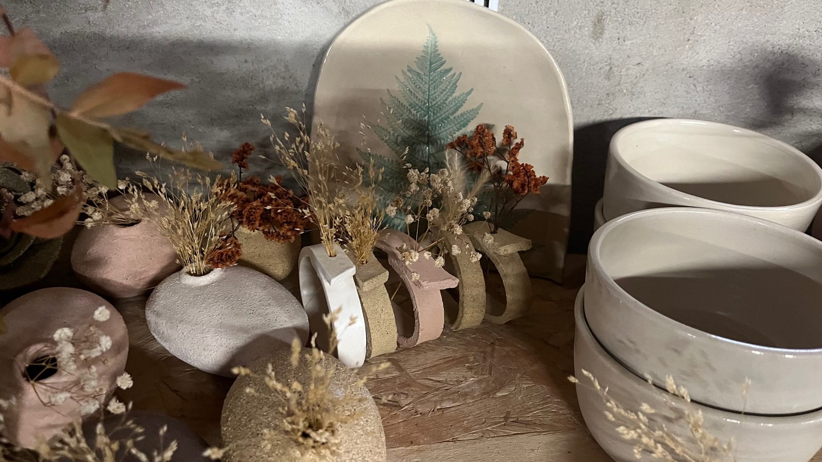 Étagère de créations en céramique à l'atelier