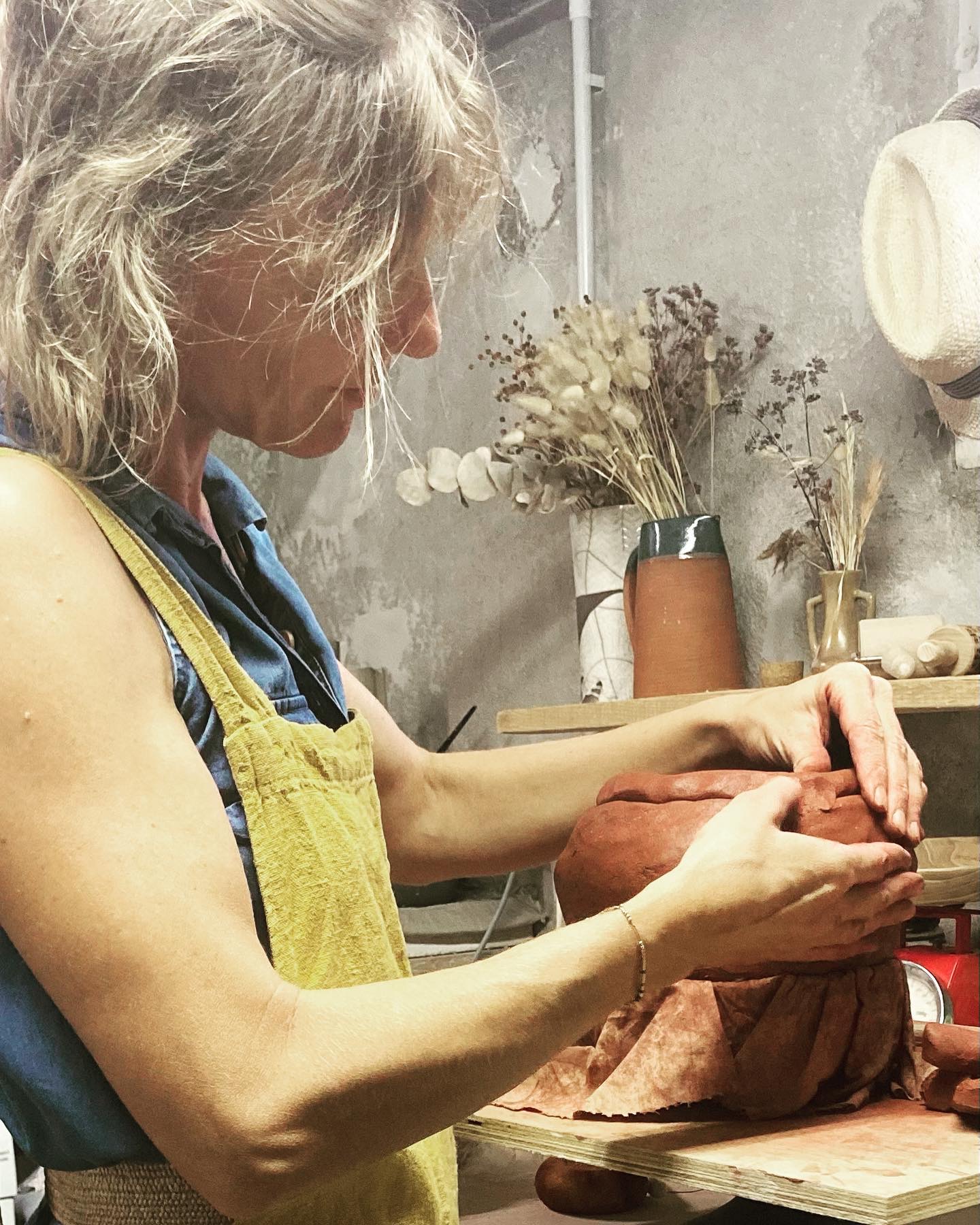 La potière modelant une pièce en argile rouge à l'atelier — Montpellier