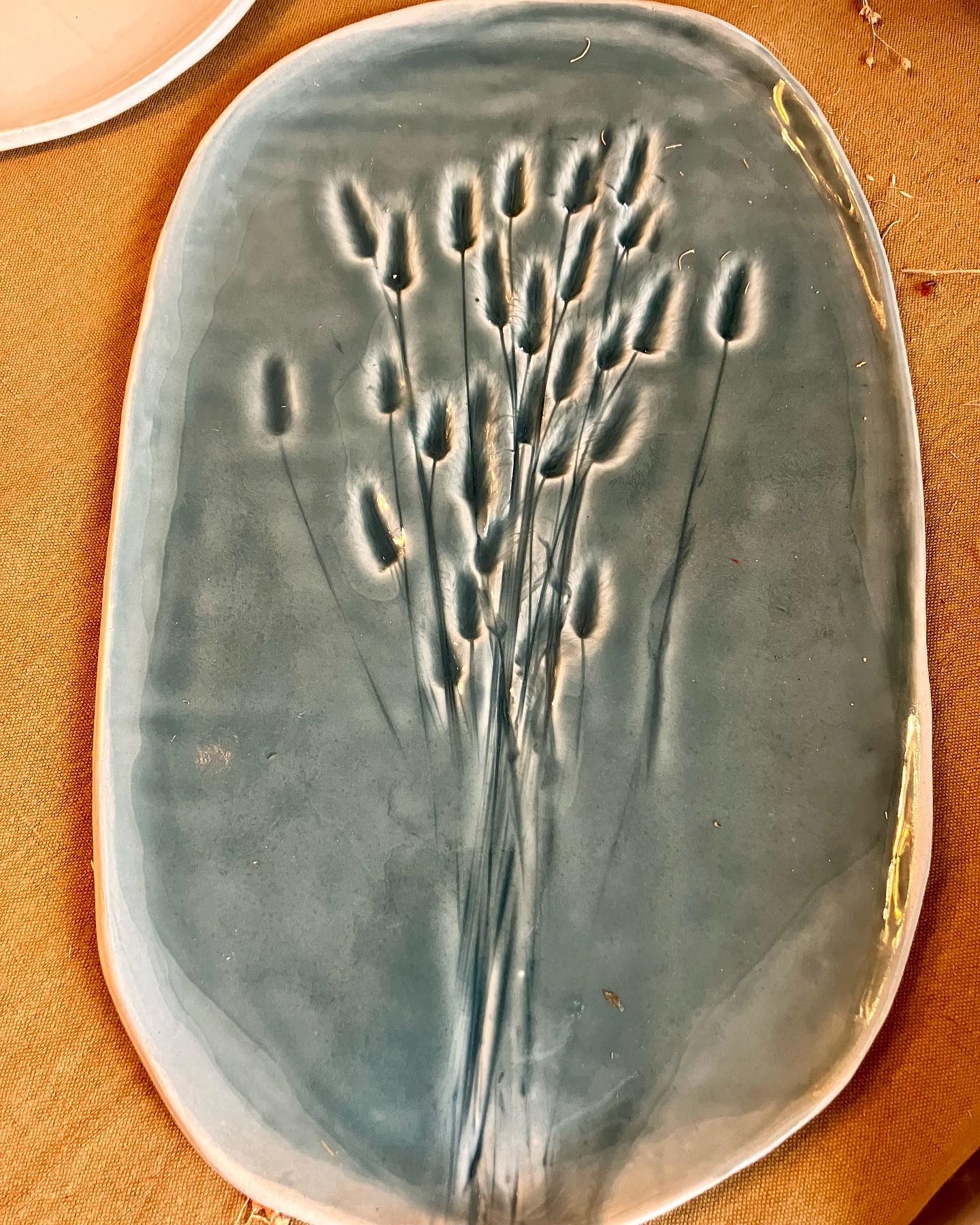 Plat ovale aux empreintes d'herbes folles, émail bleu-gris
