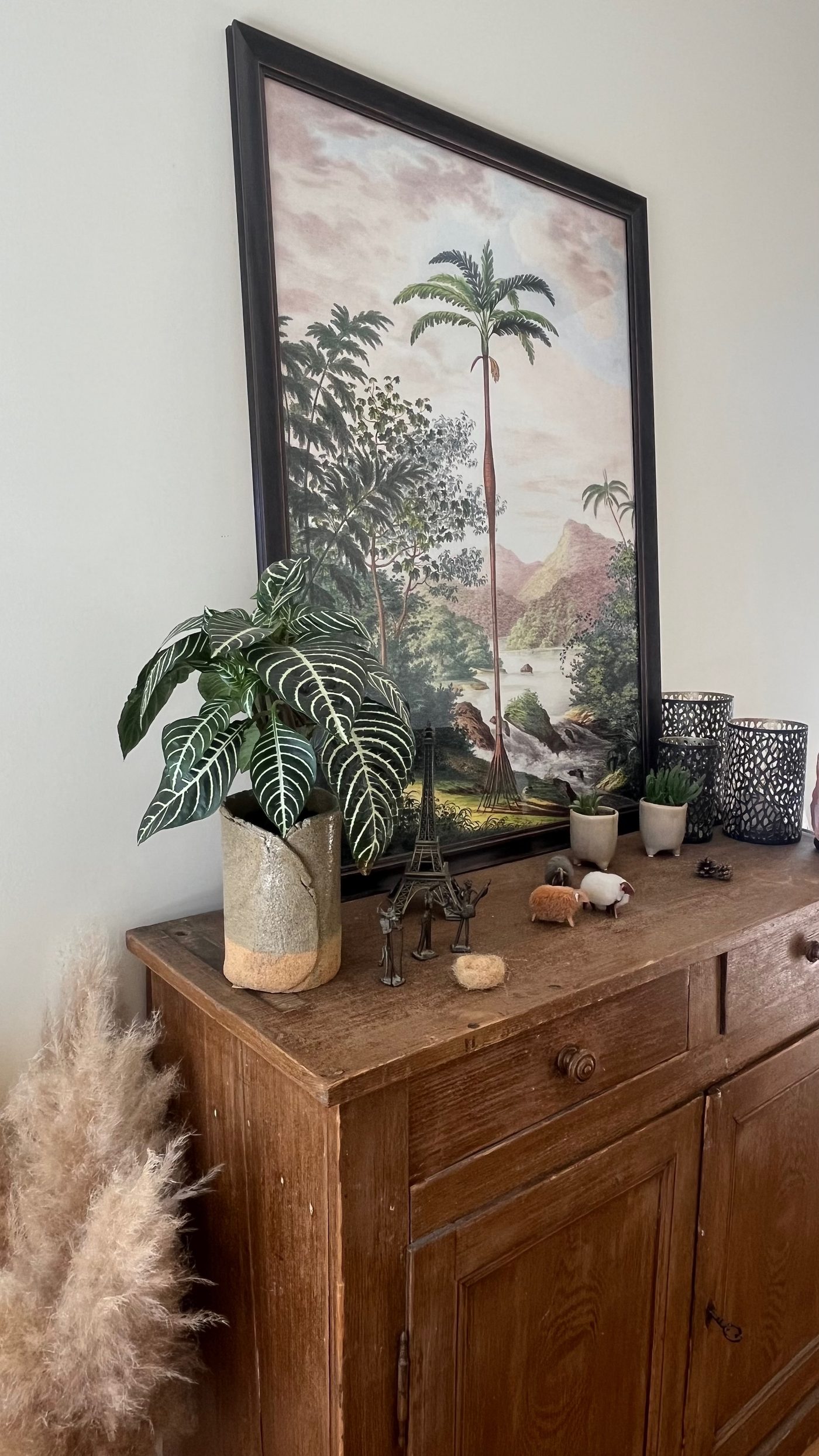 Vase bicolore mis en scène avec une plante
